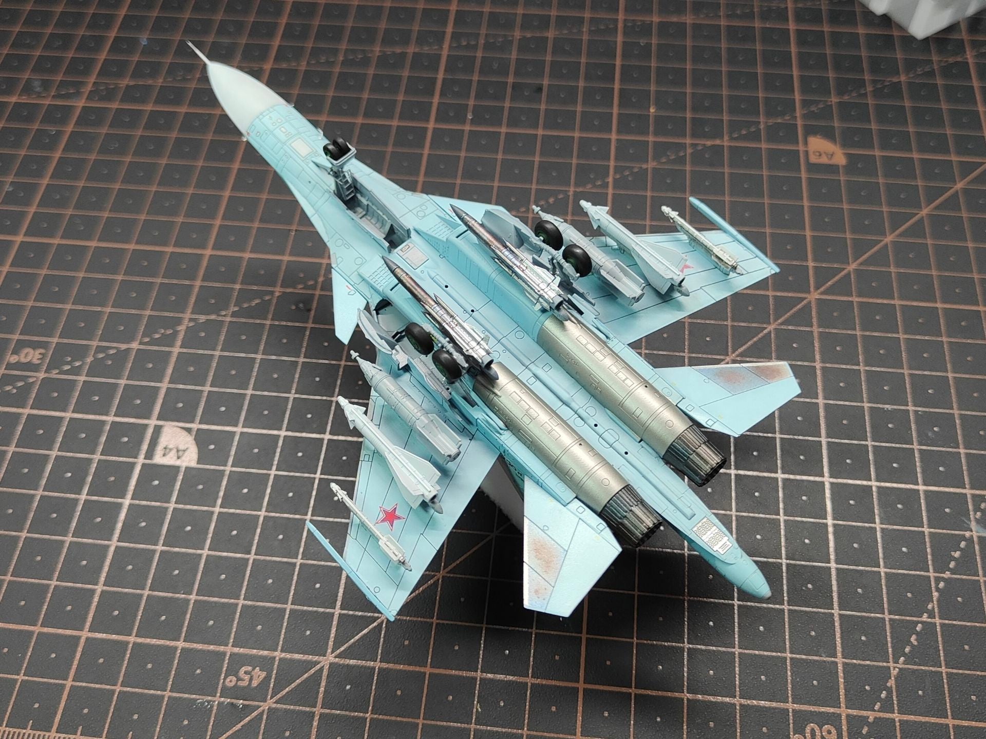 Su-34 Fullback Fighter-Bomber — 1/144 Scale Model Kit