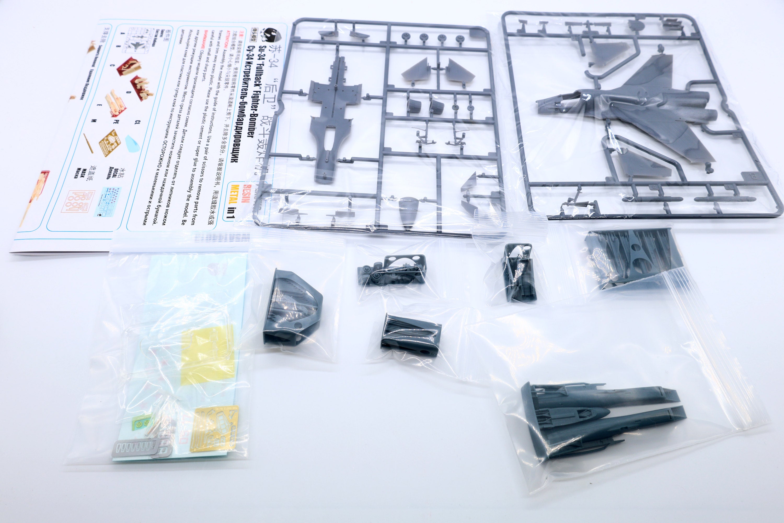Su-34 Fullback Fighter-Bomber — 1/144 Scale Model Kit