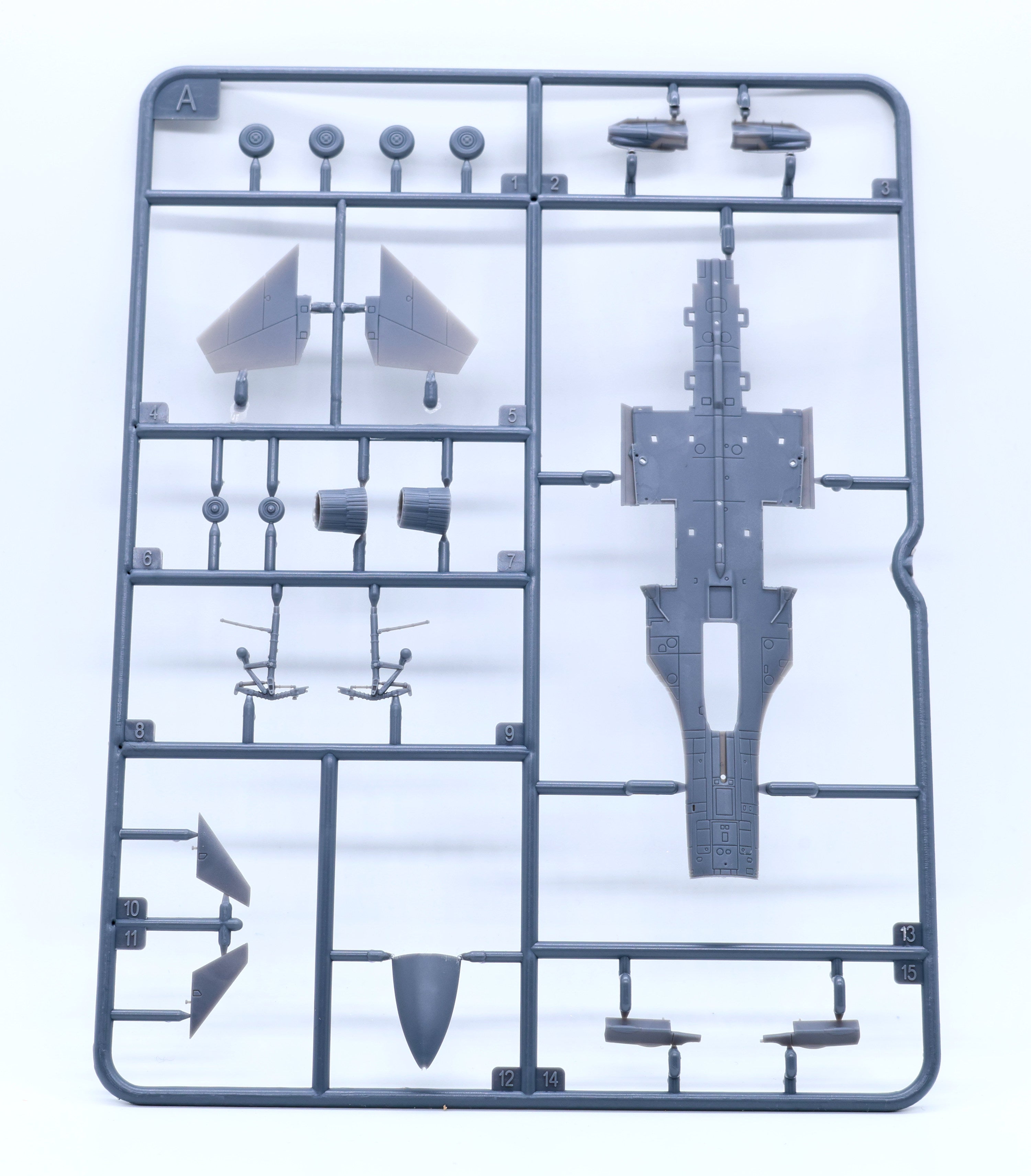 Su-34 Fullback Fighter-Bomber — 1/144 Scale Model Kit