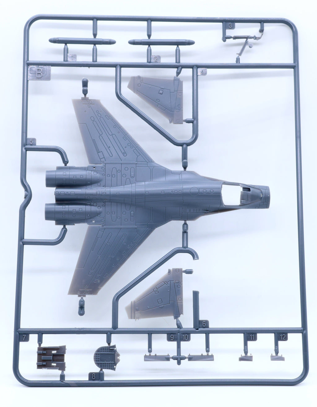 Su-34 Fullback Fighter-Bomber — 1/144 Scale Model Kit