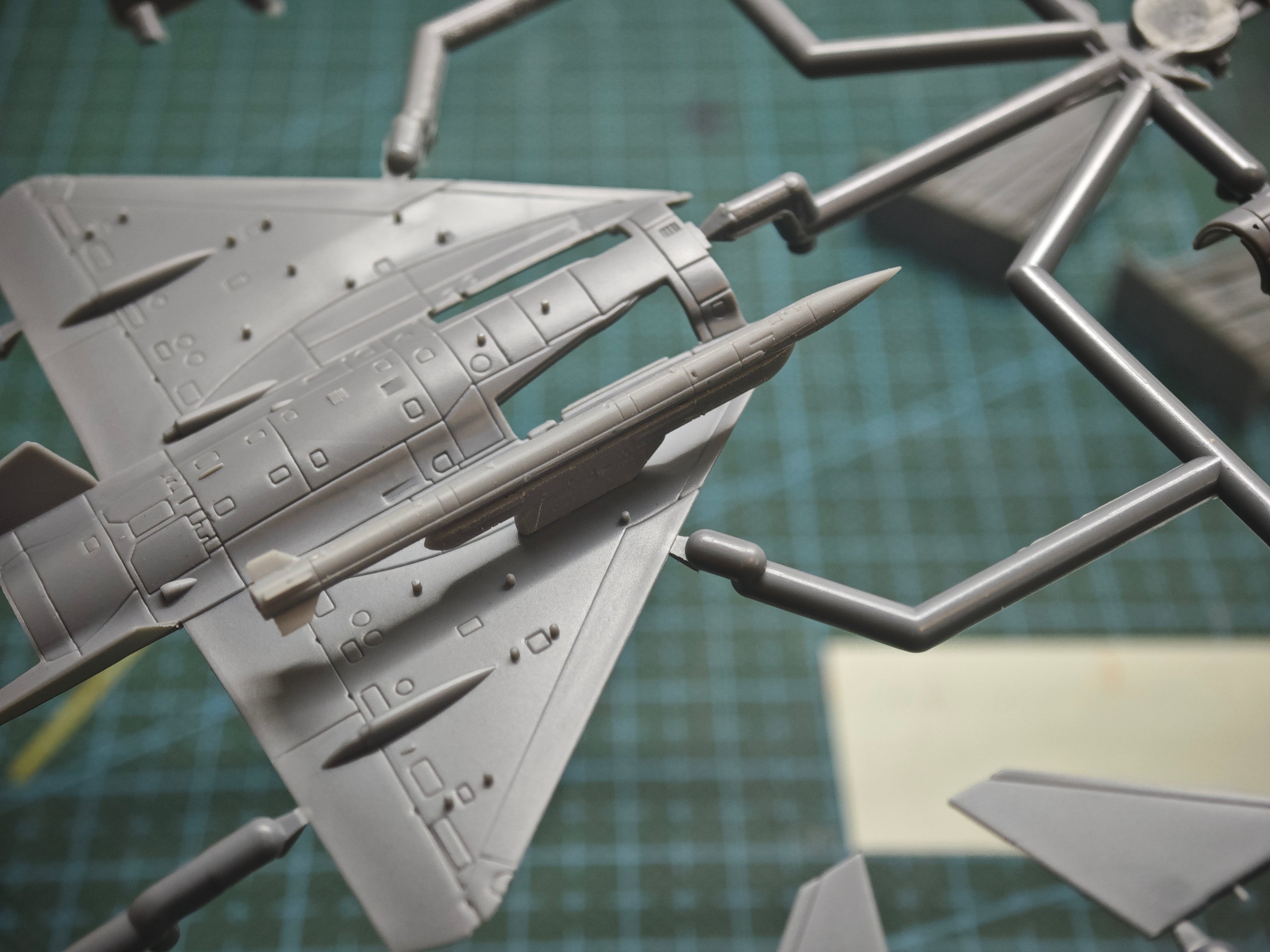 PLAAF J-10C Vigorous Dragon — 1/144 Scale Model Kit